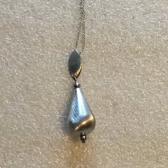 Sarah Coventry necklace w/ swirling pendant - Picture 11 of 12